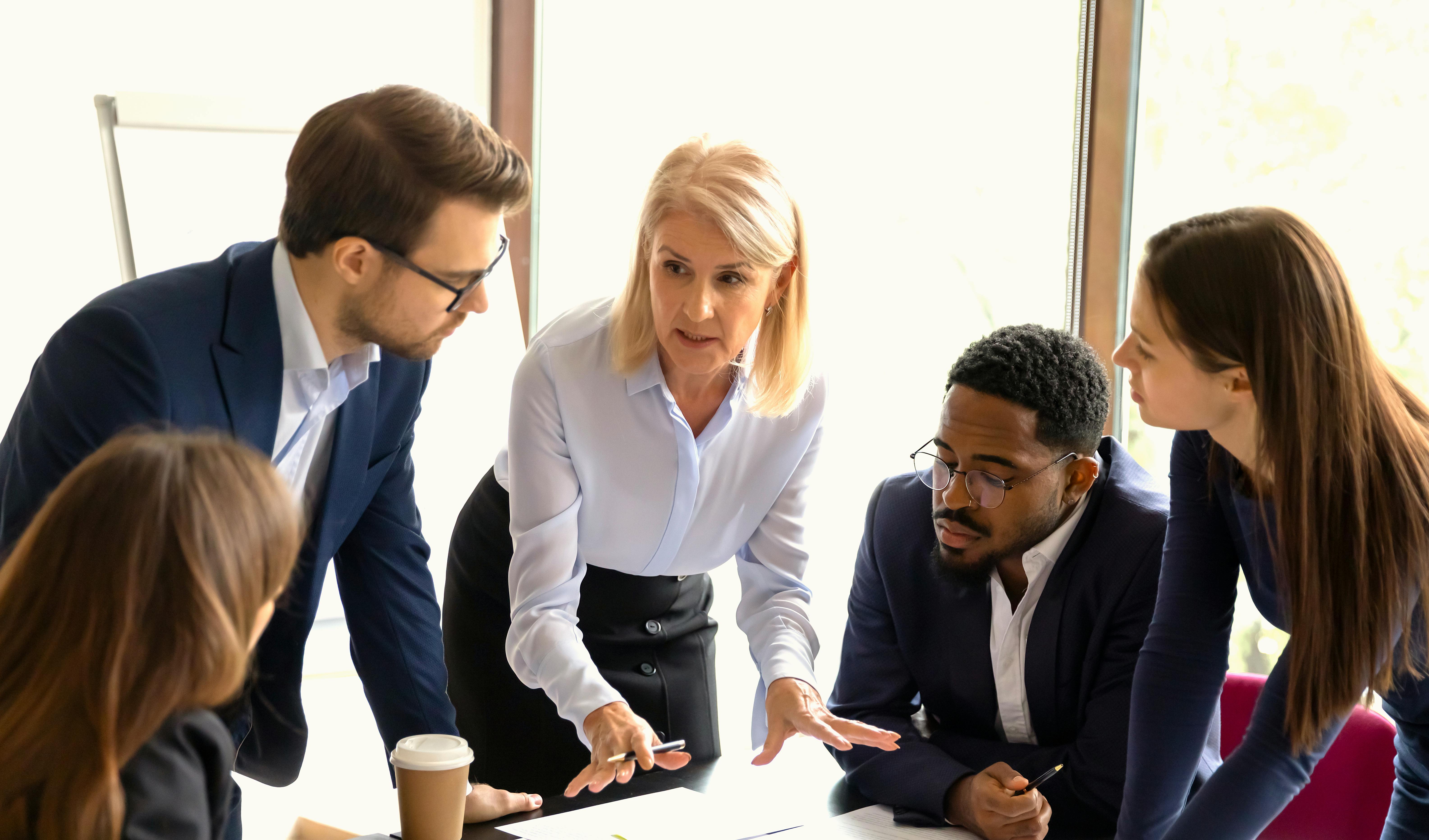 Группа людей в офисе. Professional development. Общение с клиентом. Семья в офисе. Совещание.