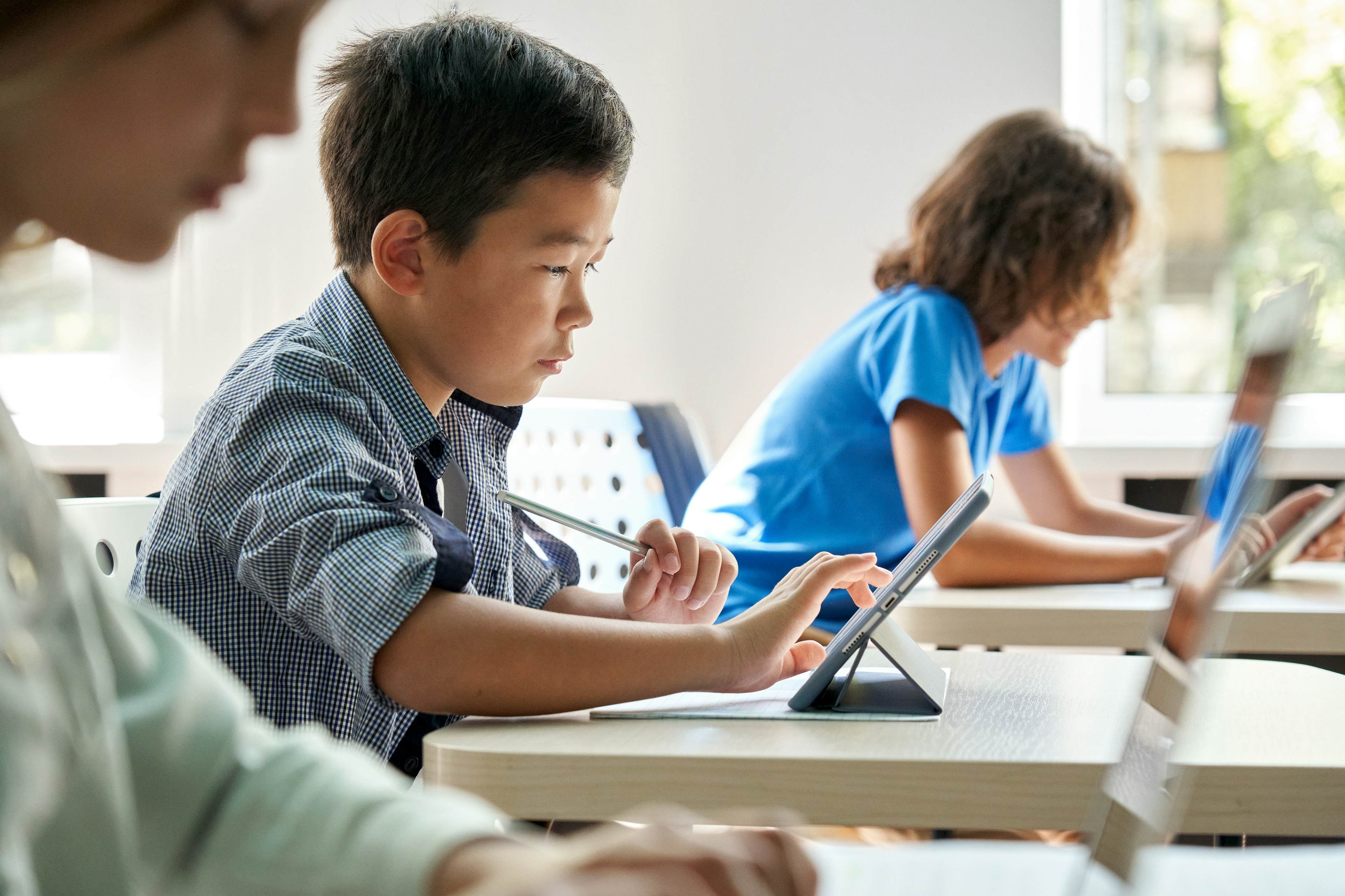 Child learning with technology, education 2.0